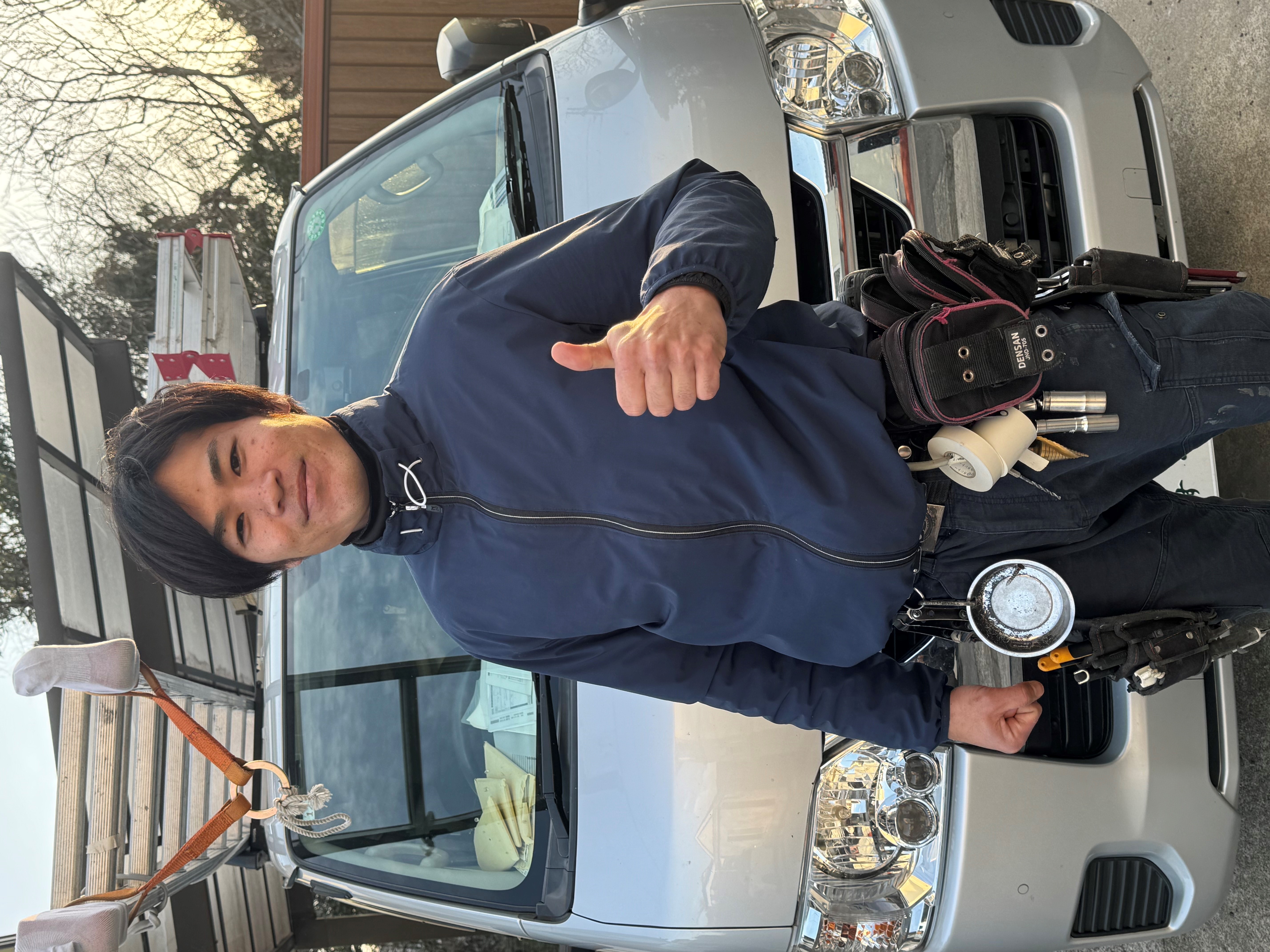 男性がポーズしている画像