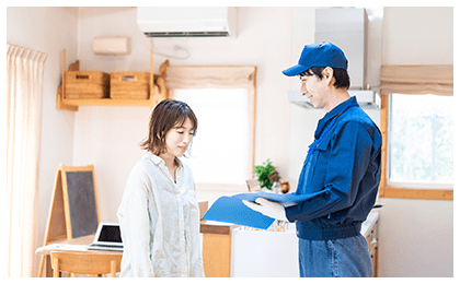 業者の男性と女性が話しているの画像