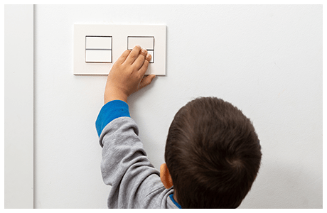 子供がスイッチを押す画像