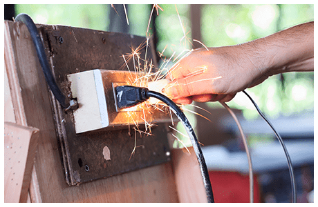 コンセントが火花を散らしている画像