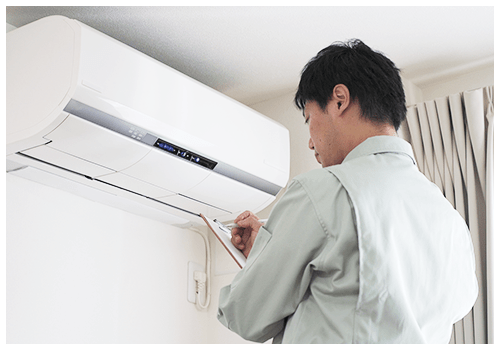 エアコンを点検する人
