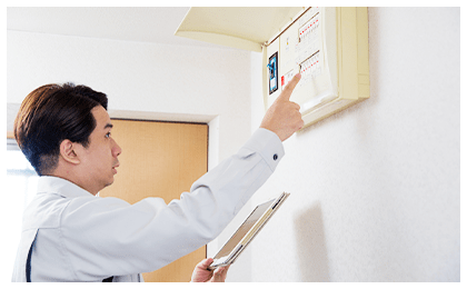 男性がブレーカに指をさしている画像