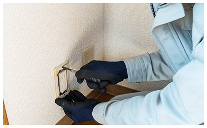 コンセントを工事している様子