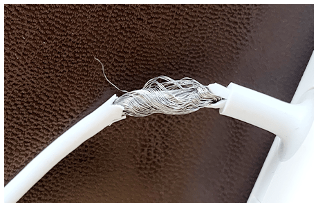 ケーブルがむき出しになっている様子