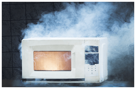 電子レンジが燃えている様子