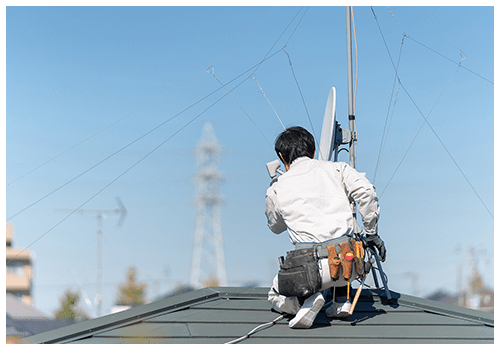 家のアンテナを点検する人